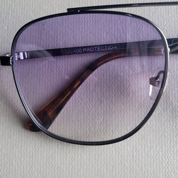 2 x sunglasses | The Latest Scoop - Picture 3 of 4